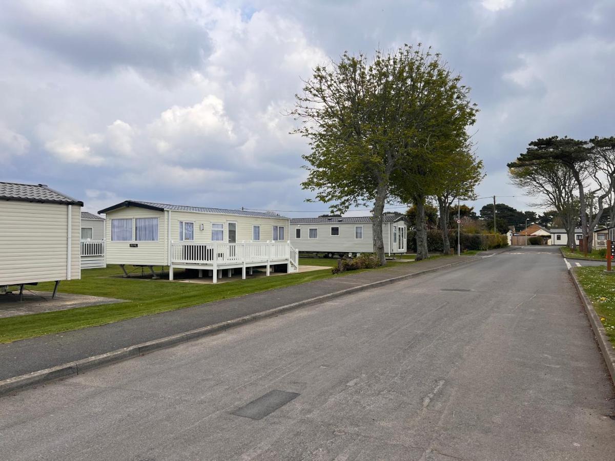 Home By The Sea, Hoburne Naish Resort, Sleeps 4, On Site Leisure Complex Available Forest And Direct Beach Access Milford on Sea Eksteriør billede