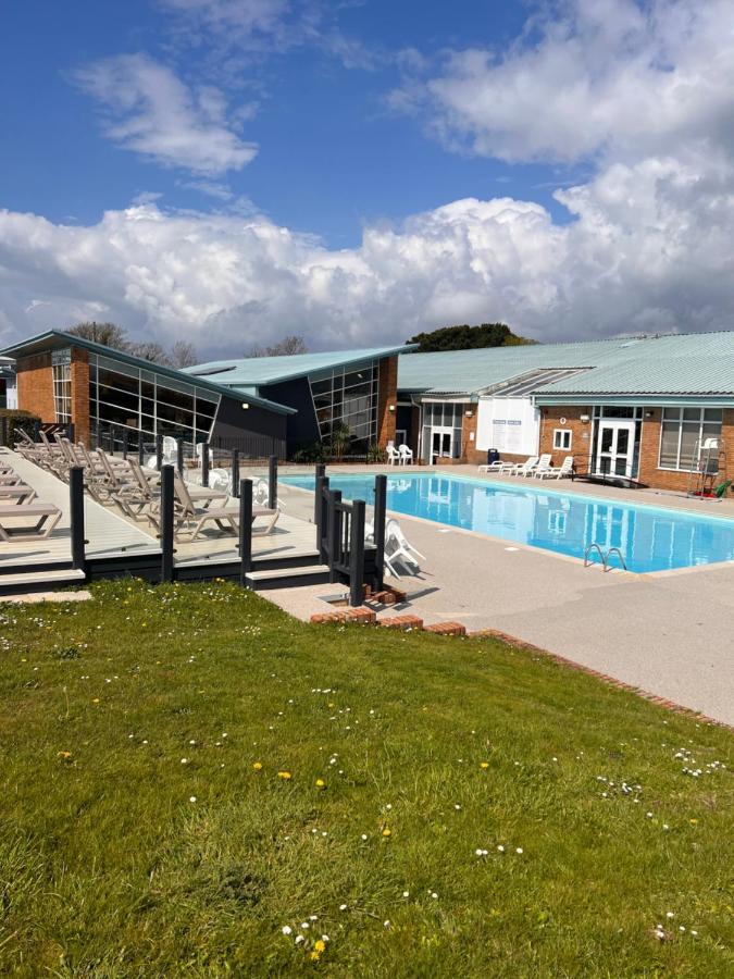 Home By The Sea, Hoburne Naish Resort, Sleeps 4, On Site Leisure Complex Available Forest And Direct Beach Access Milford on Sea Eksteriør billede